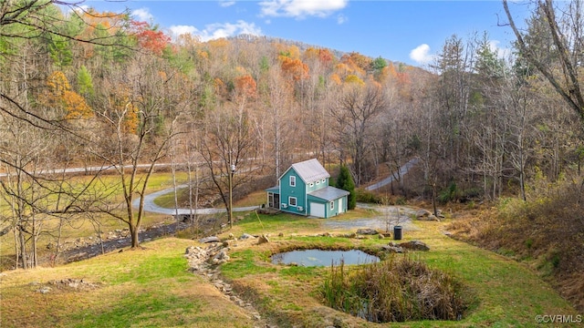 view of yard featuring a water view