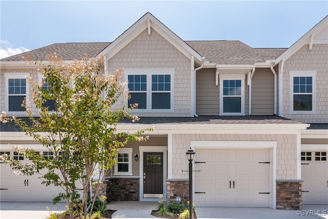 view of front facade with a garage