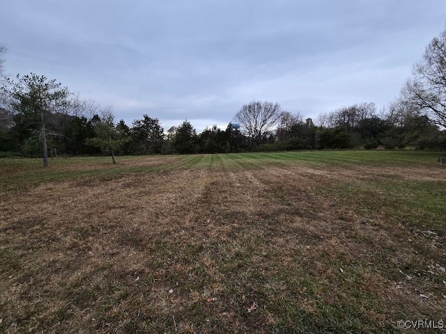 view of yard featuring a rural view