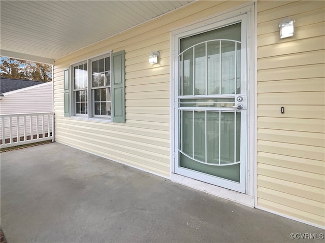 property entrance featuring a porch