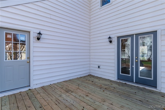 entrance to property featuring a wooden deck