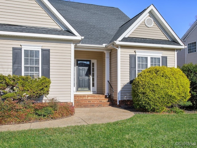 property entrance featuring a yard