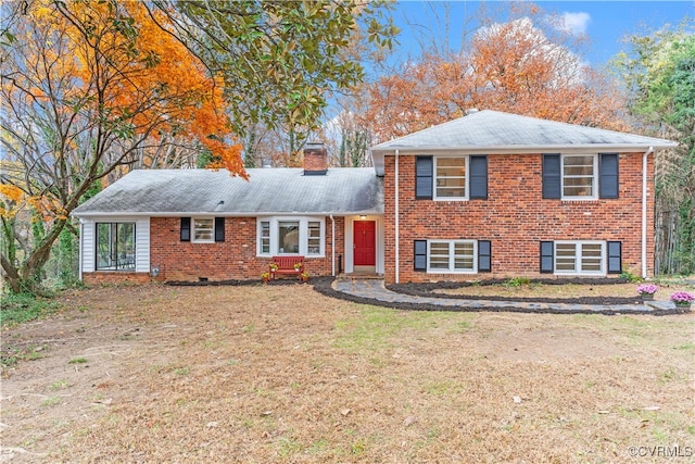 tri-level home featuring a front lawn