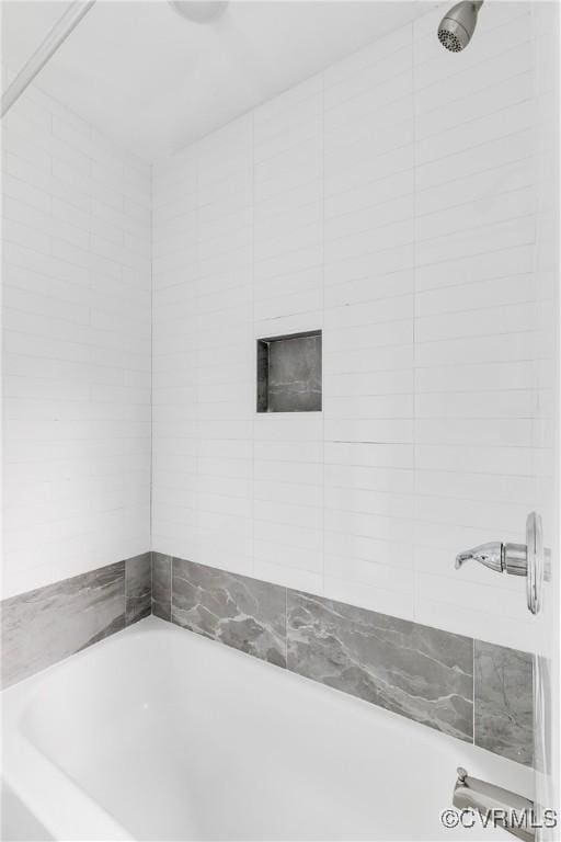 bathroom with tiled shower / bath combo