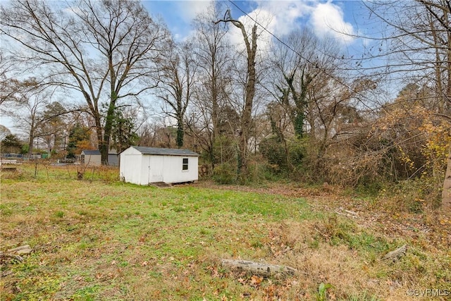 view of yard featuring a shed