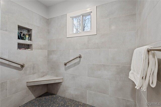 bathroom featuring tiled shower