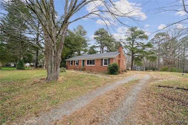 ranch-style house featuring a front yard