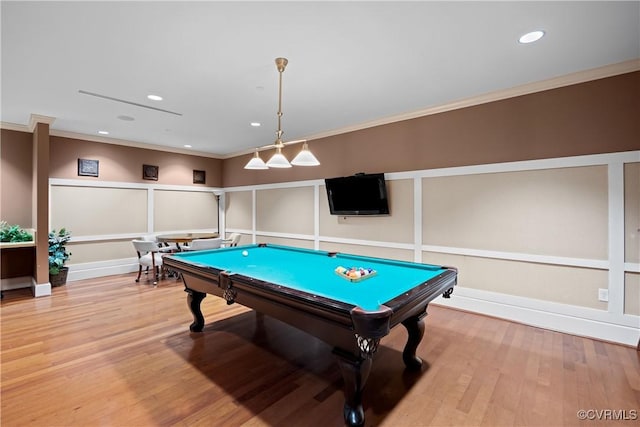 rec room with ornamental molding, recessed lighting, pool table, and light wood-style flooring