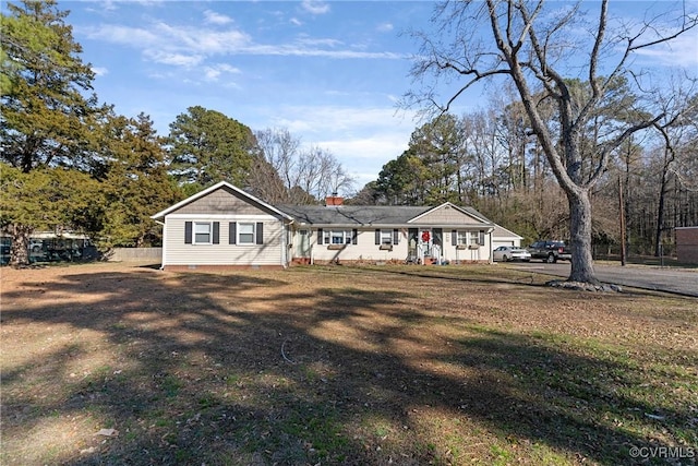 view of front facade featuring a front lawn