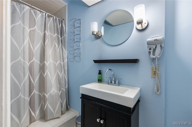 bathroom with a shower with curtain and vanity