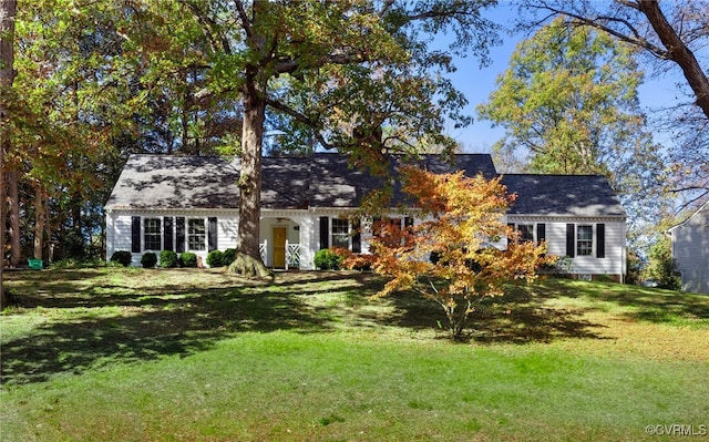 view of front of house featuring a front lawn