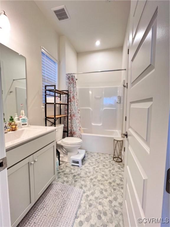 full bathroom featuring shower / tub combo with curtain, vanity, and toilet