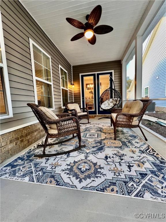 sunroom with ceiling fan