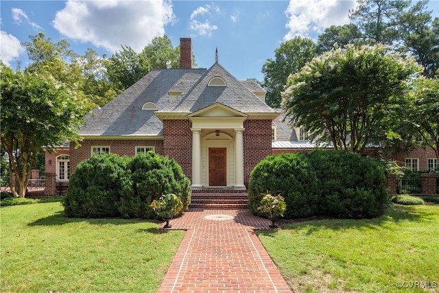 view of front of house featuring a front lawn