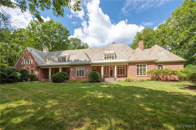 back of house featuring a lawn