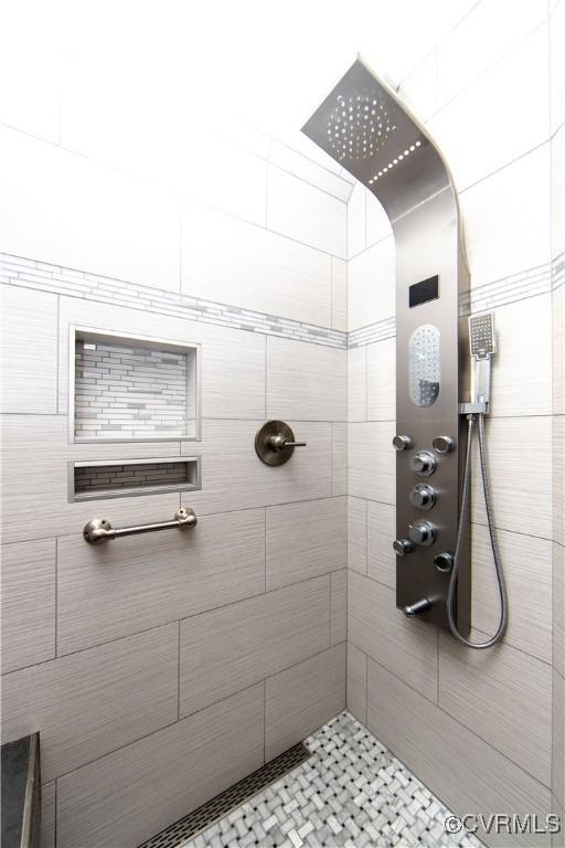 bathroom featuring tiled shower