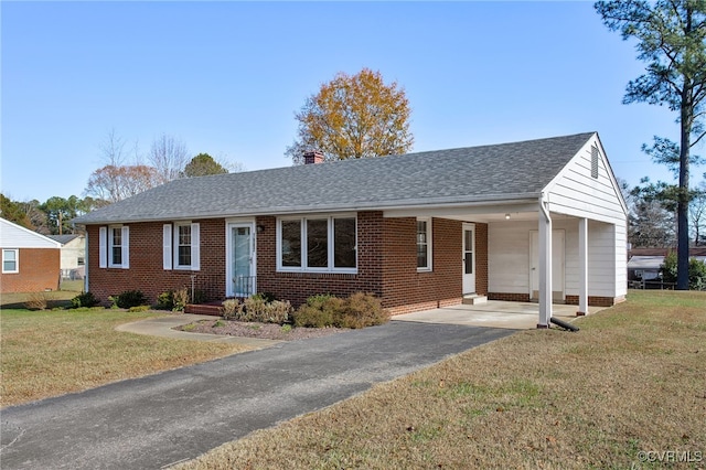 view of front of house featuring a carport and a front lawn