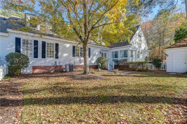 view of front of property featuring a front yard