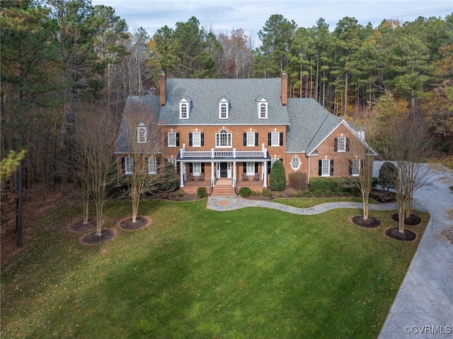 view of front of property featuring a front lawn and covered porch