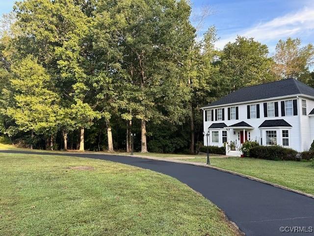 view of front of home featuring a front lawn