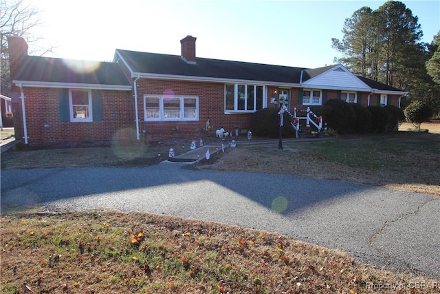 single story home featuring a front lawn