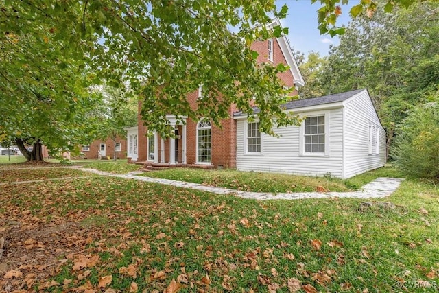 view of front facade with a front lawn