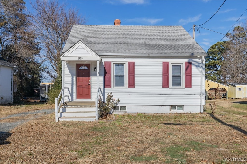 view of front facade featuring a front yard