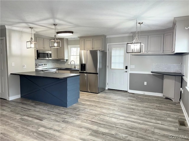 kitchen with sink, decorative light fixtures, gray cabinets, and stainless steel appliances