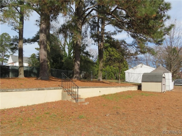 view of yard featuring a storage unit