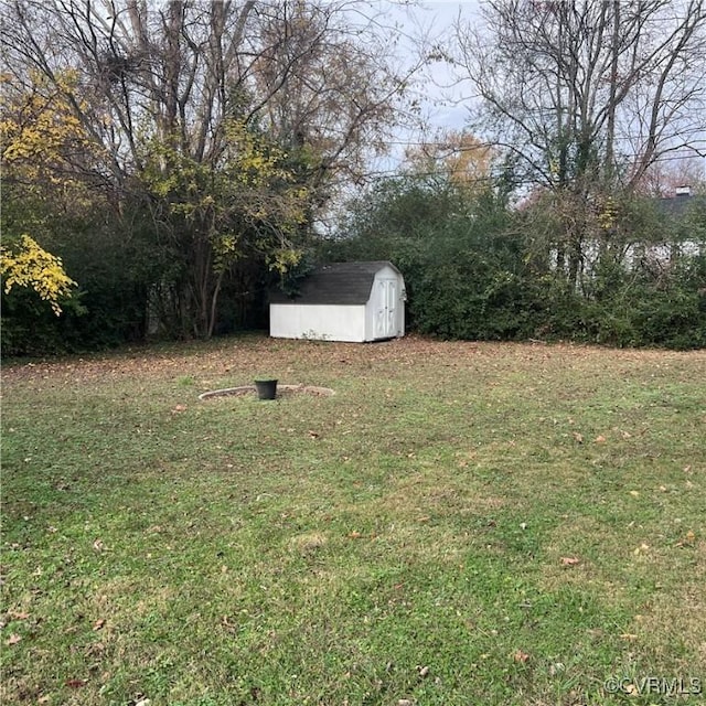 view of yard featuring a storage shed