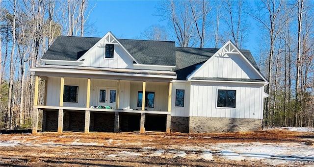 modern farmhouse featuring covered porch