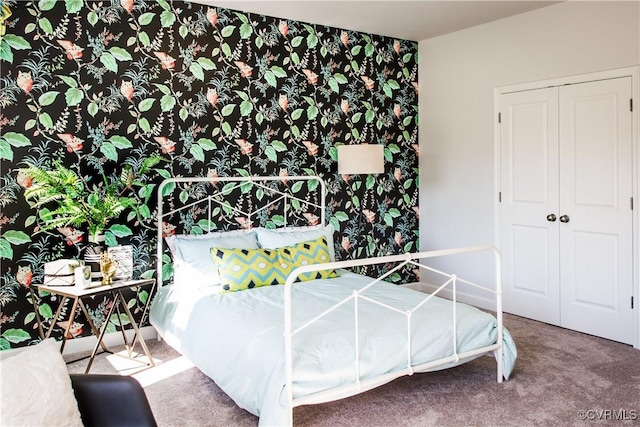 bedroom featuring carpet flooring and a closet