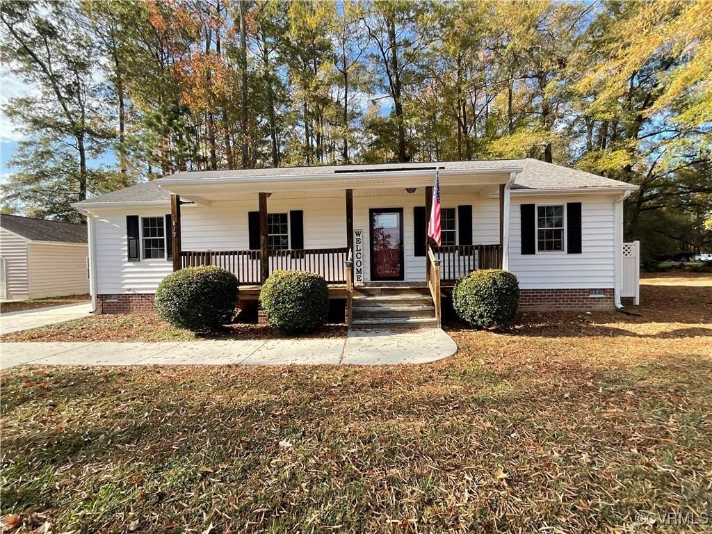 single story home featuring a porch