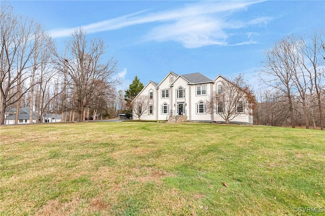 view of front of property featuring a front yard