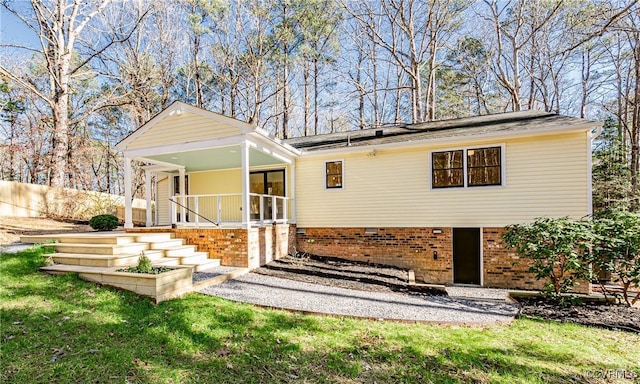 view of front of home with covered porch and a front lawn