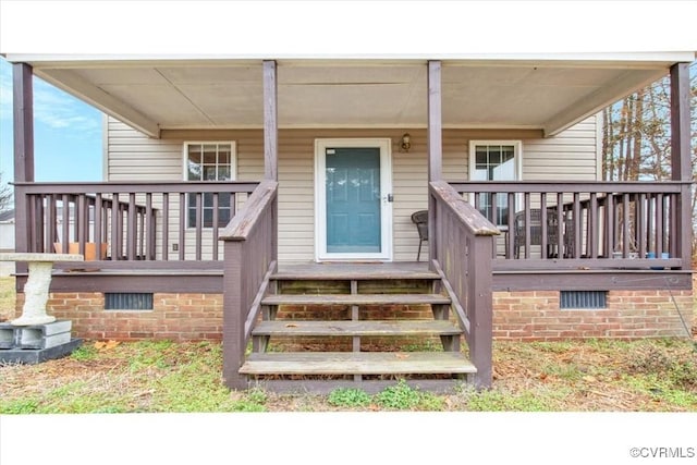 entrance to property featuring a porch