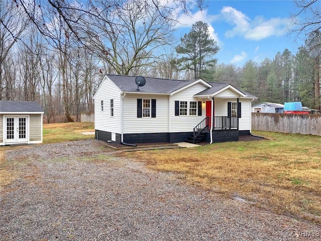 view of front of house featuring an outbuilding and a front lawn