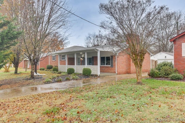 single story home featuring a front yard