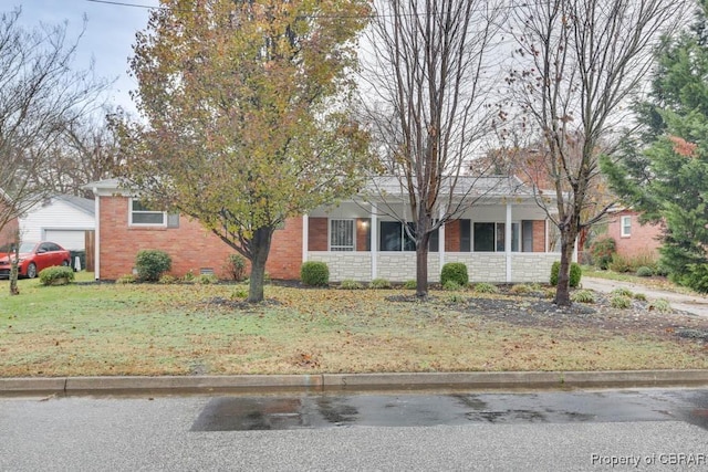 view of front facade featuring a front yard