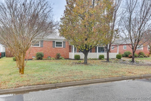 view of front of home featuring a front lawn