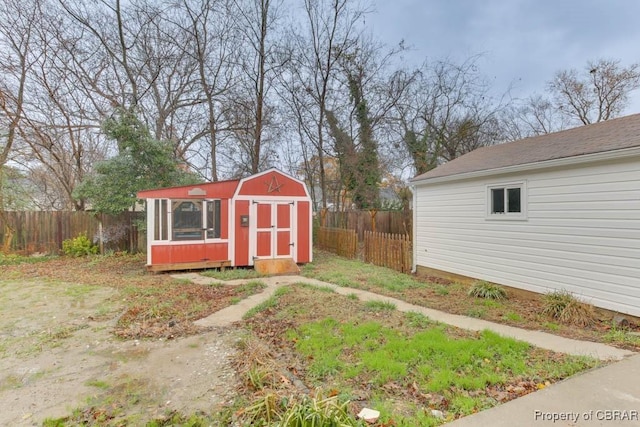 view of yard with a storage unit