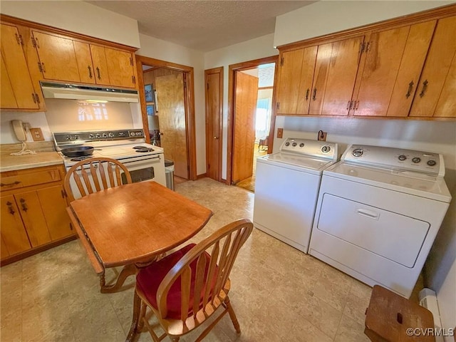 kitchen featuring electric stove, a textured ceiling, and independent washer and dryer