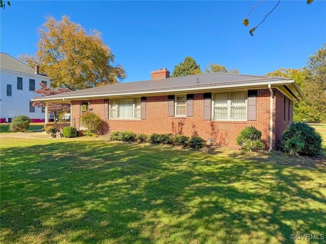 view of front of property with a front lawn