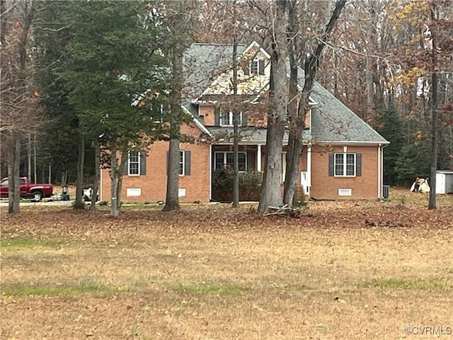 view of front of property featuring a front lawn