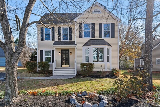 view of front of house featuring a front lawn