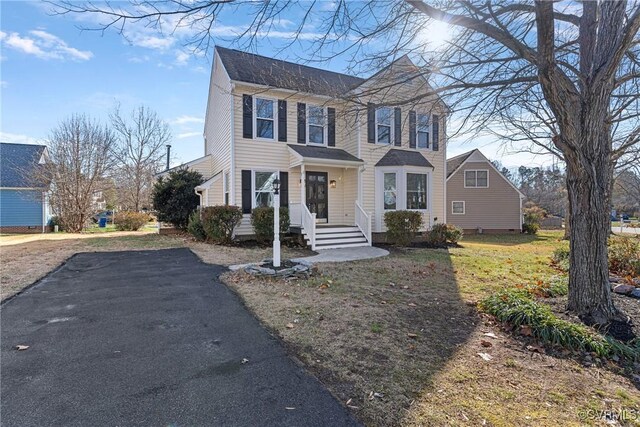 view of front of house featuring a front lawn