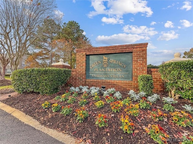 view of community / neighborhood sign