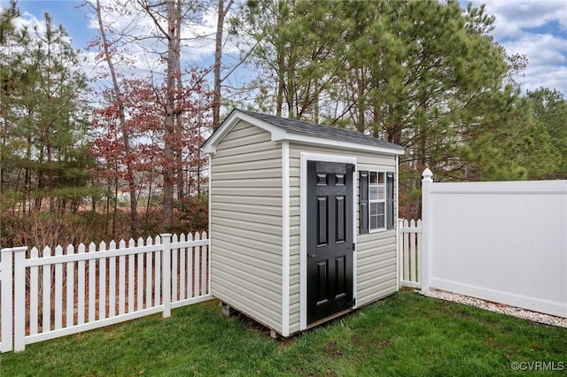 view of outdoor structure featuring a yard