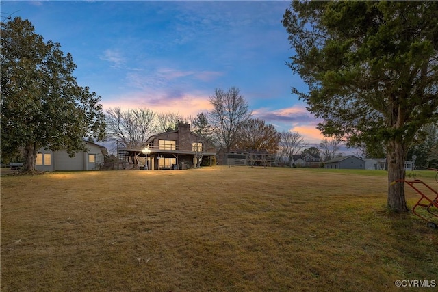 view of yard at dusk