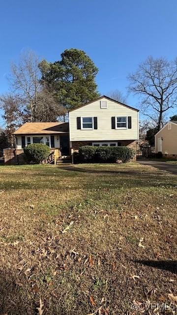 view of front of property featuring a front yard